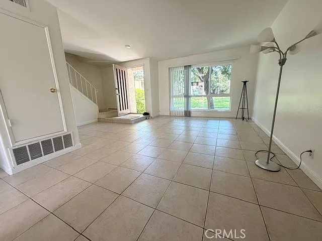775 Hampshire Ln — Photo 2