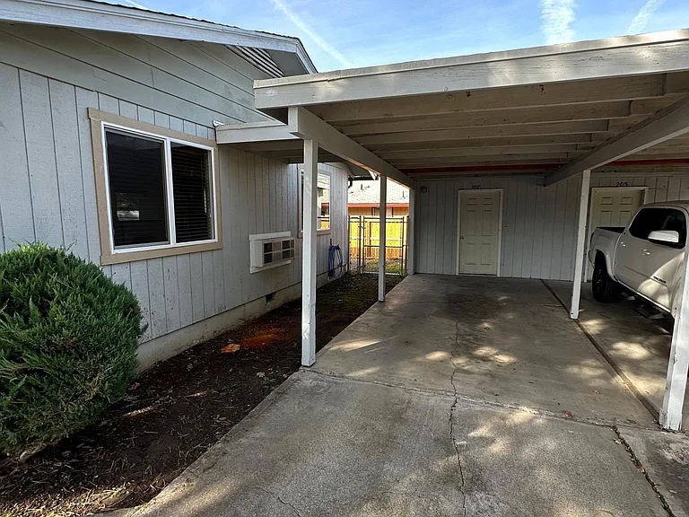 207 Washington St — Photo 3