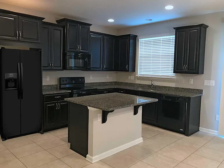 126 Richmond Dr — Photo 2
