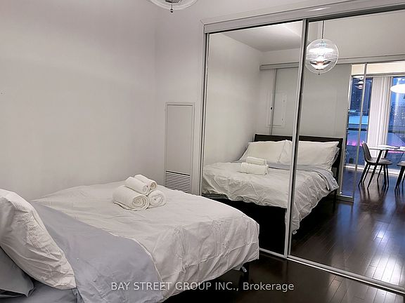 4th image of 14 York St #2406