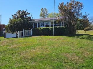 695 Maxine Dr N, Beaver Falls, PA 15010