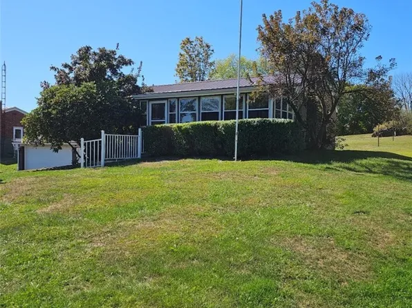 695 Maxine Dr, Beaver Falls, PA 15010