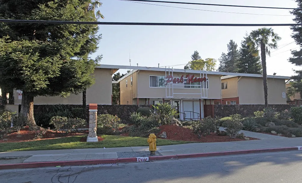 Park Manor — Photo 2