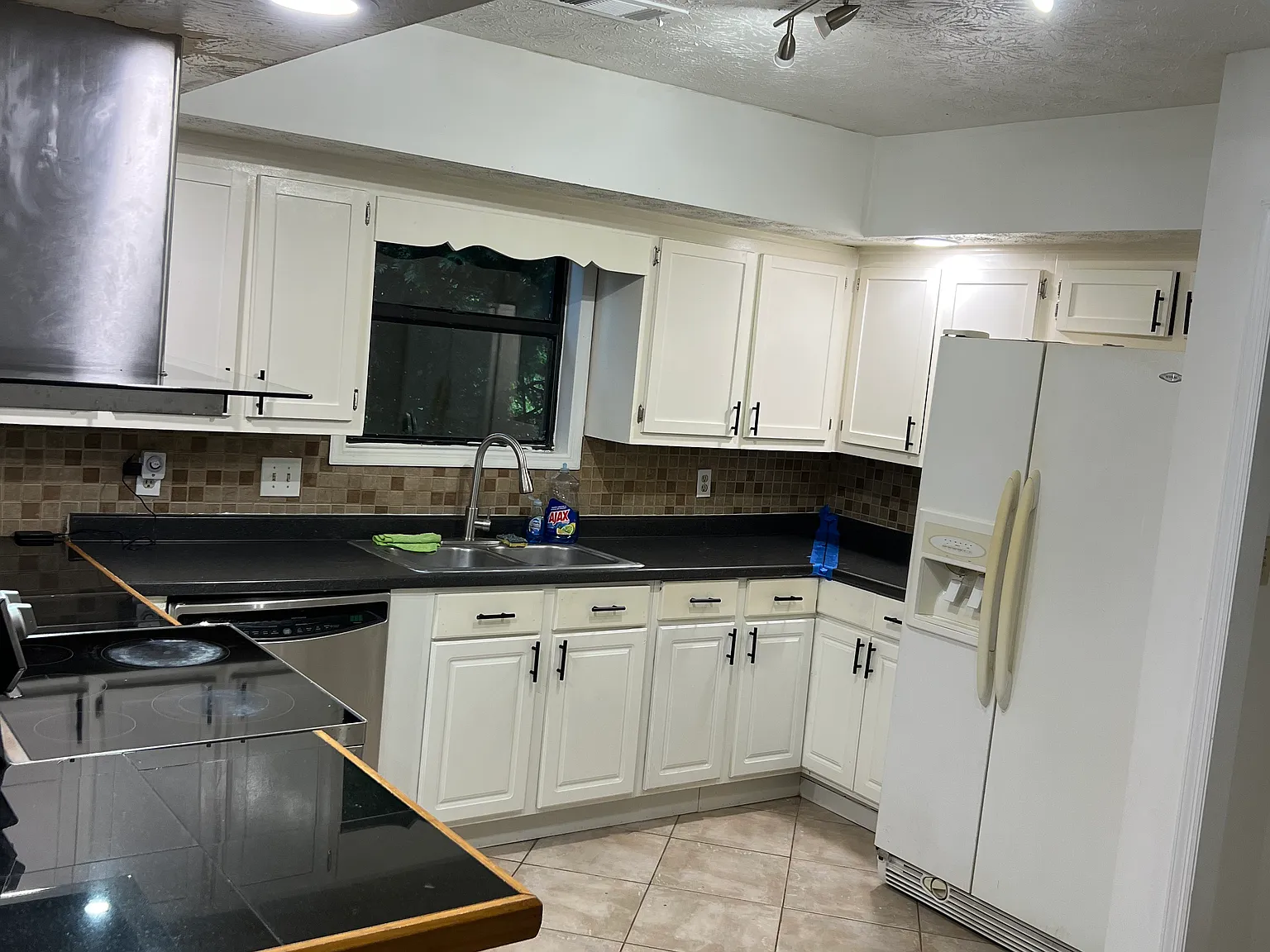 3 bed, 2.5 bath, 1624 sqft, $2,350 — Photo 3