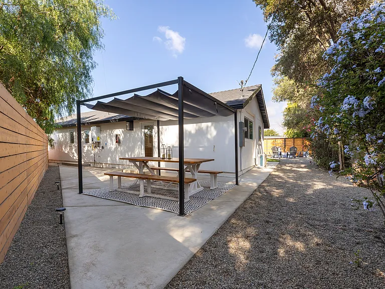 3945 Alta Loma Dr #B — Photo 18