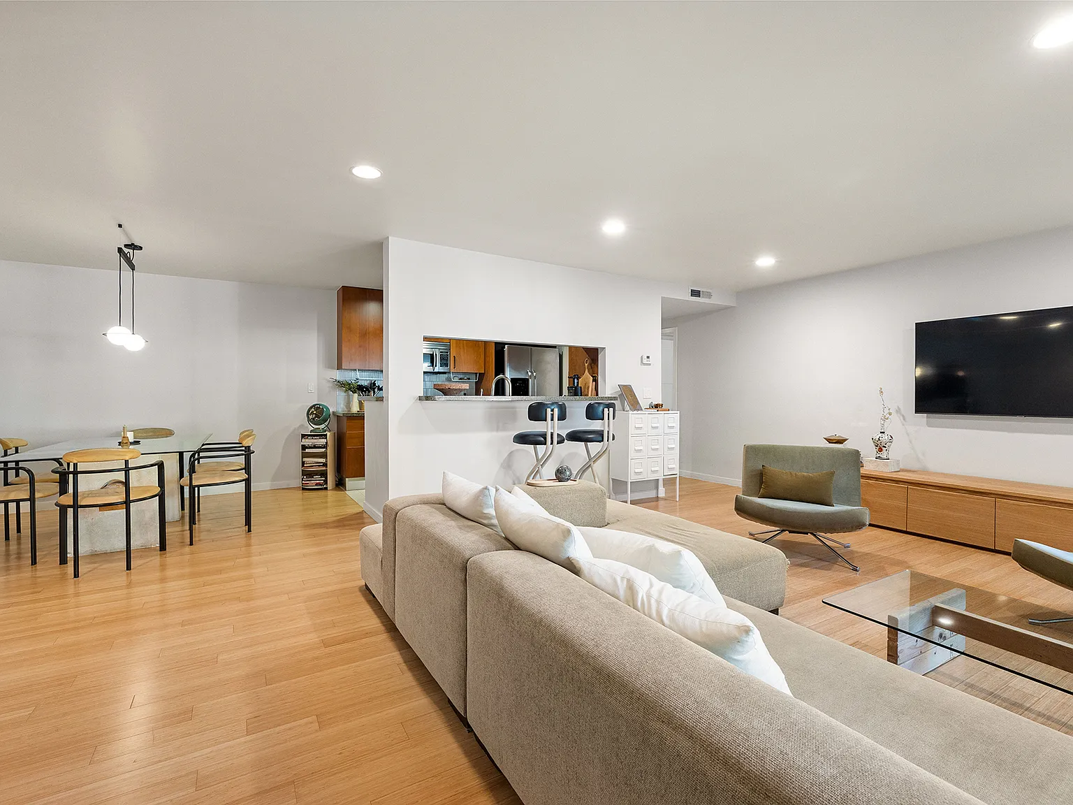 2 bed, 1230 sqft, $3,800 — Photo 4