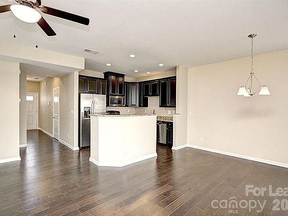 4th image of 2704 Silverthorn Dr