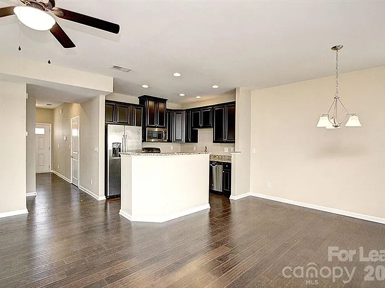 2704 Silverthorn Dr — Photo 4
