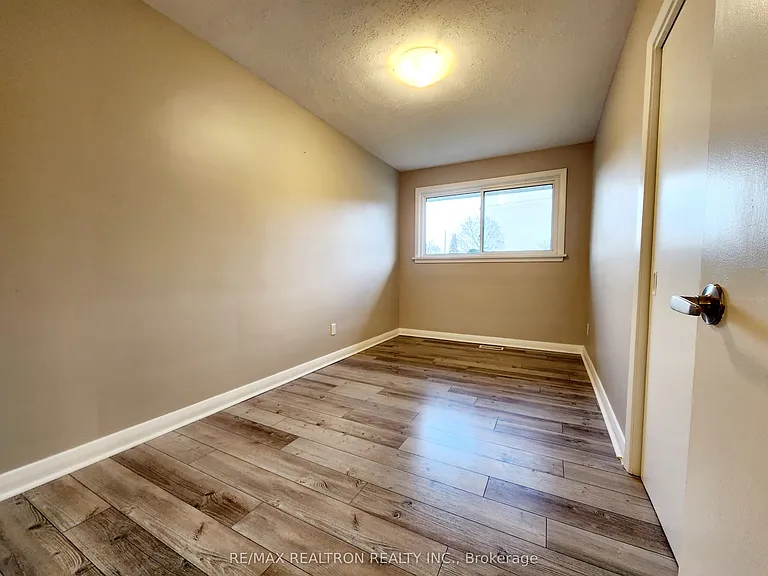 58 Athabasca St — Photo 8