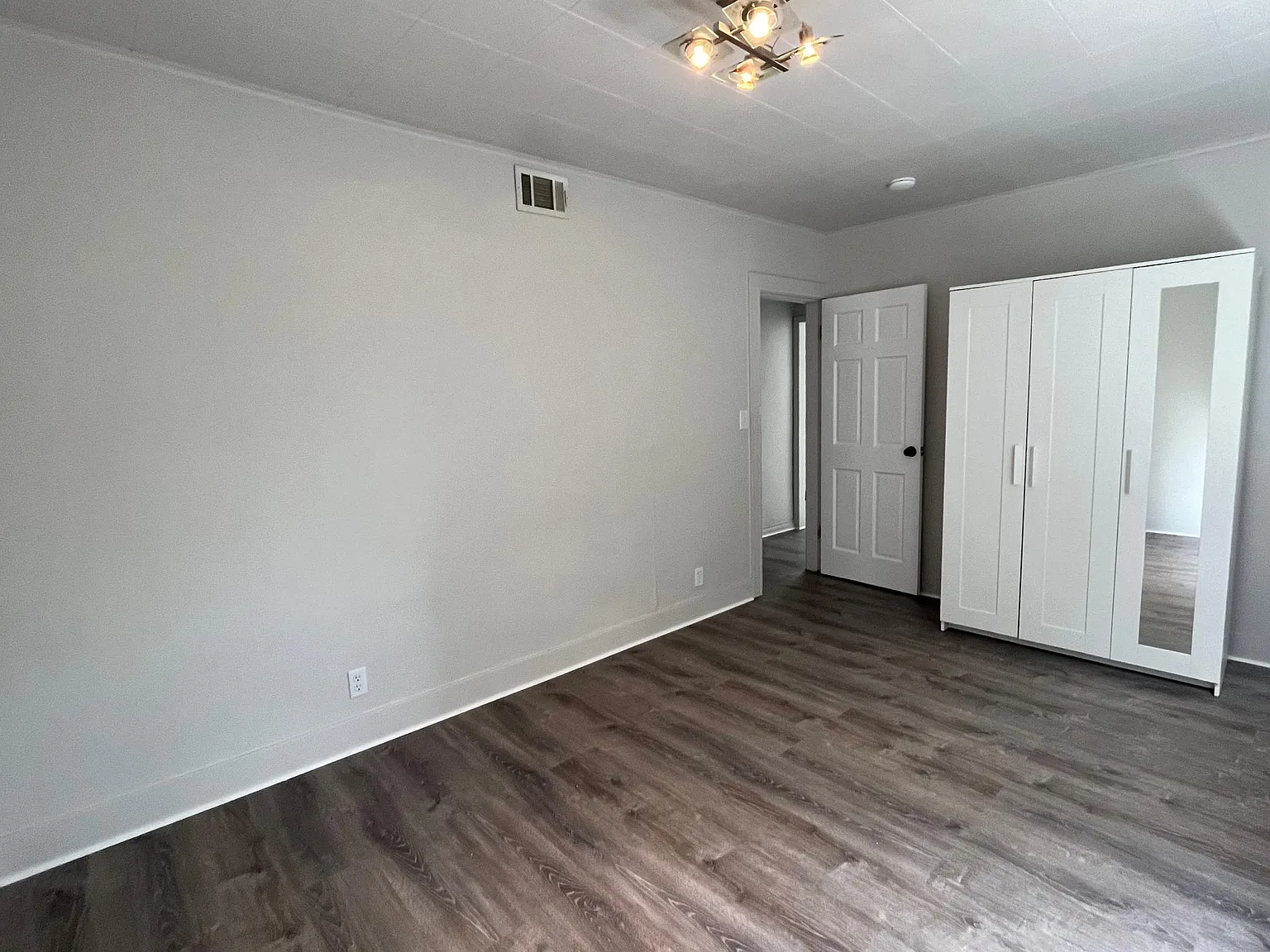 4 bed, 1.5 bath, 1800 sqft, $3,950 — Photo 4