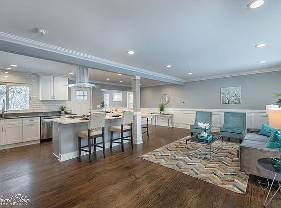 3rd image of 518 Deerpath Ct