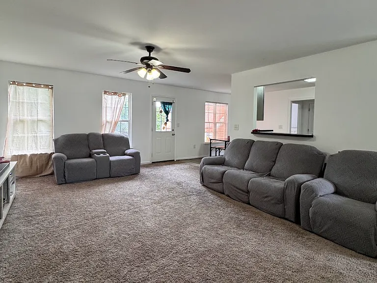 134 Lacey Ln — Photo 3
