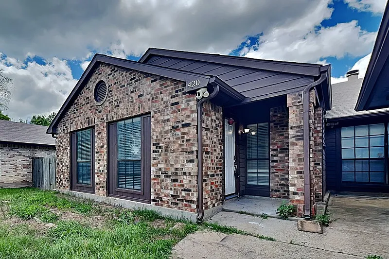 420 Dollins St