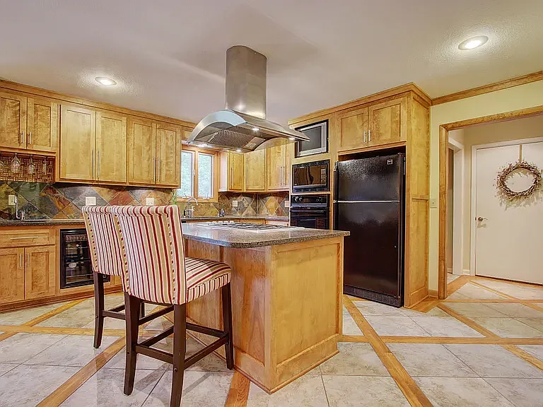 9536 Manor Rd — Photo 5