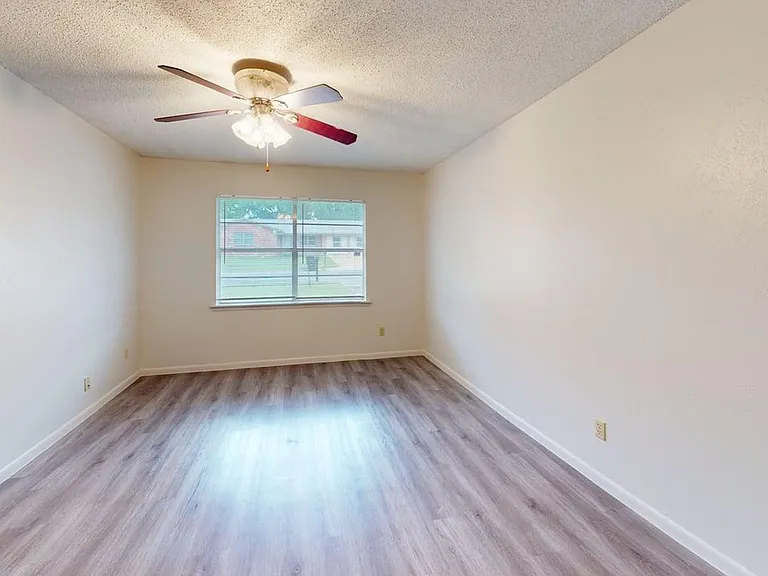 1804 Clarawood Dr — Photo 13