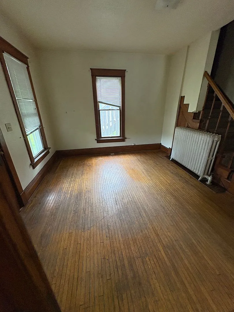 3 Bedroom 1 Bathroom Duplex — Photo 2