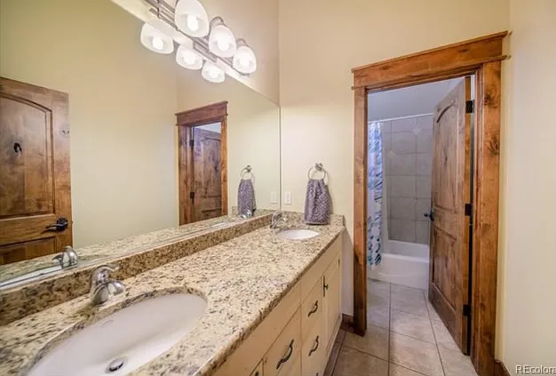2nd floor full bathroom