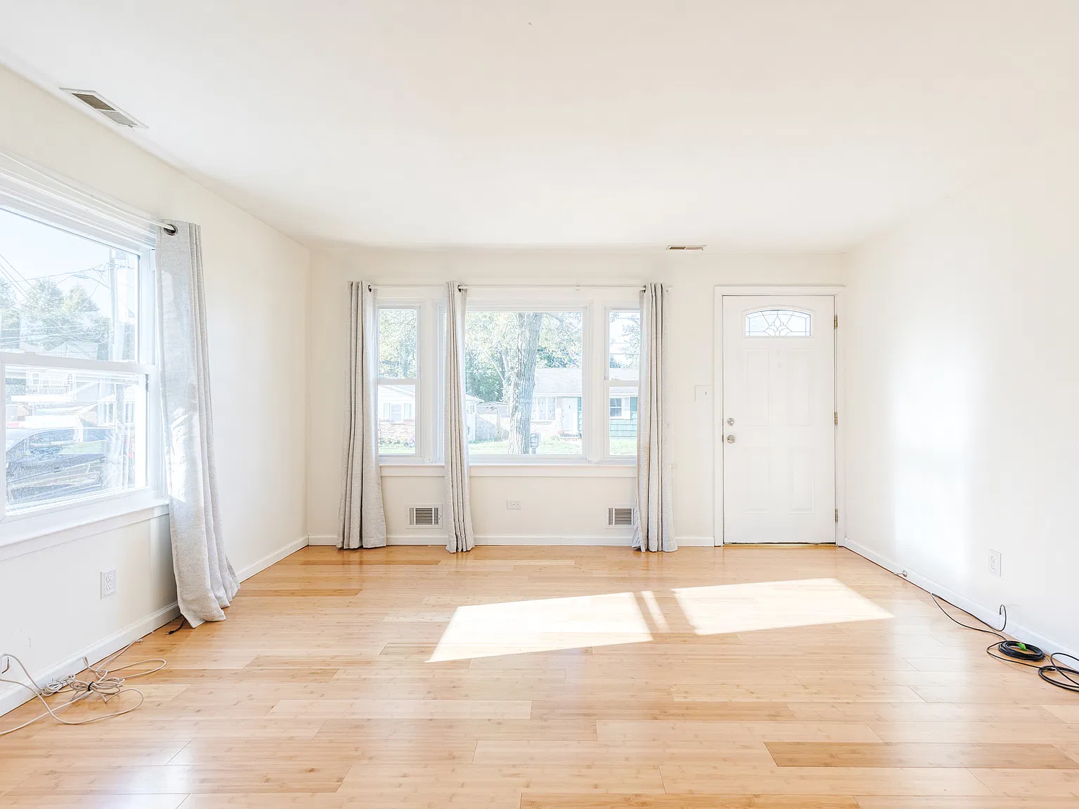 3 bed, 1073 sqft, $2,400 — Photo 2