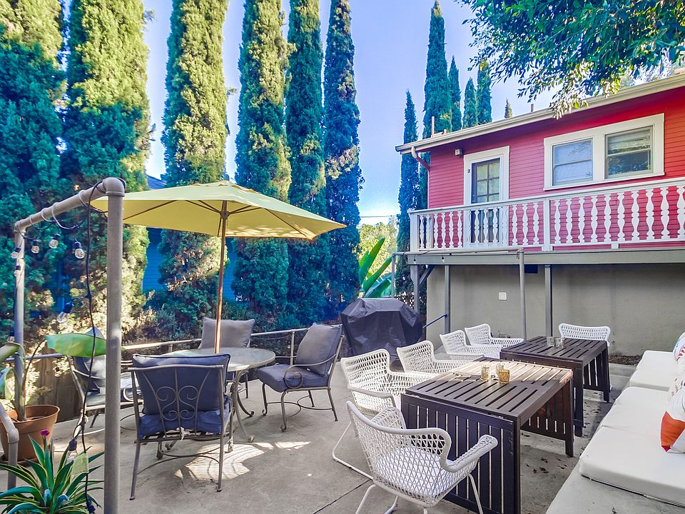 Back shared backyard area. The central area is shared for tenants of the property.
