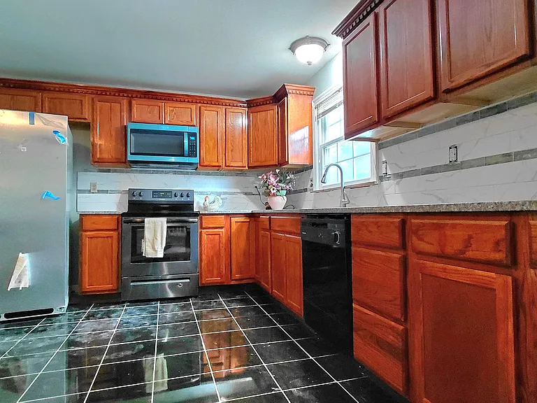 874 Hollyridge Dr — Photo 6