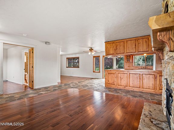 5th image of 1321 Dennis St