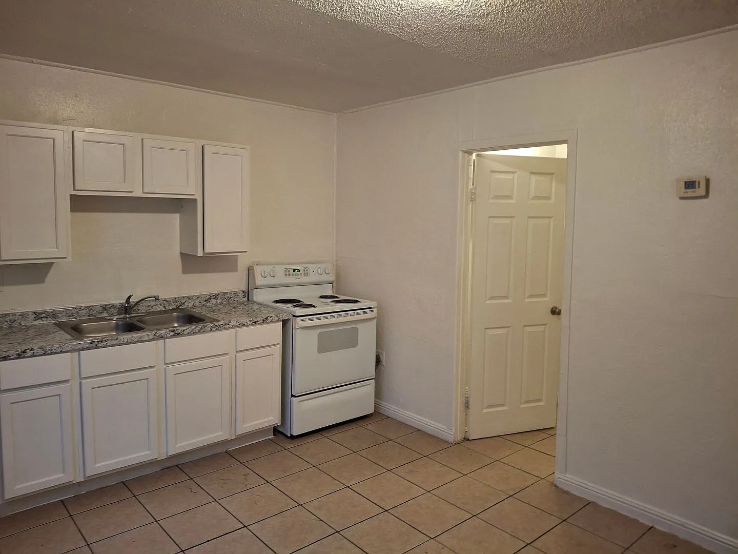 One Bed Apartment - Historic Westside - No Pets - 1007 C Street — Photo 3