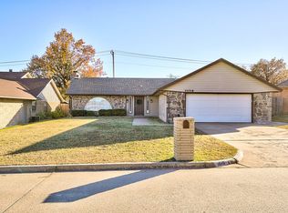 11016 Folkstone Dr, Yukon, OK 73099