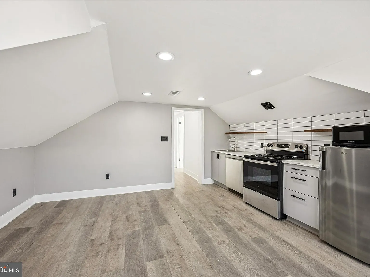 2 bed, 1.0 bath, 1000 sqft, $2,000 — Photo 4