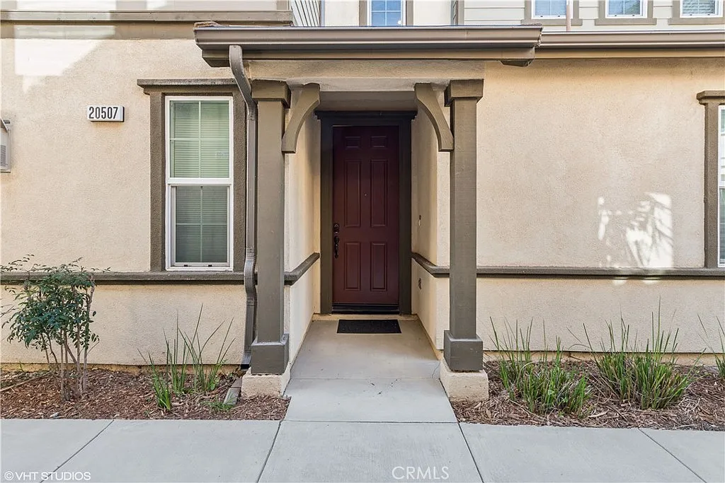4 bed, 2241 sqft, $4,350 — Photo 3