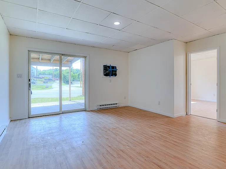 Living Room w door to bedroom