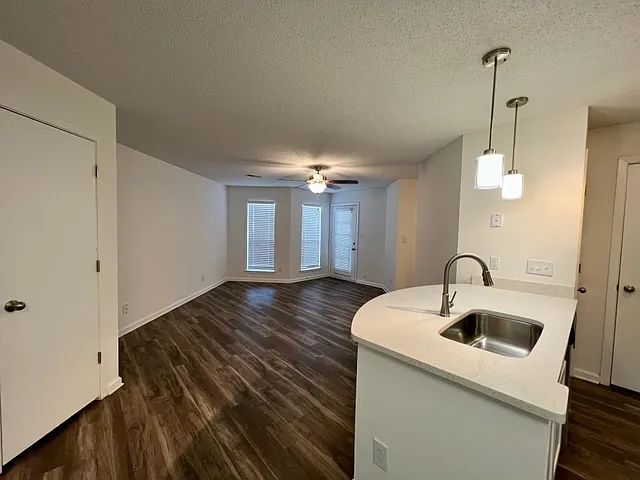 20 Hamiltons Harbor Dr #DR838 — Photo 3