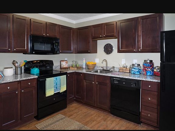 3rd image of 1110 E 10th St #000