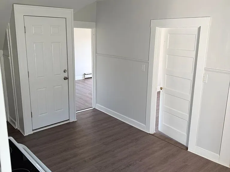 221 Fairview St — Photo 9