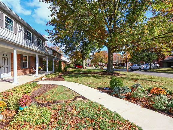 3rd image of 784 Woodfield Dr