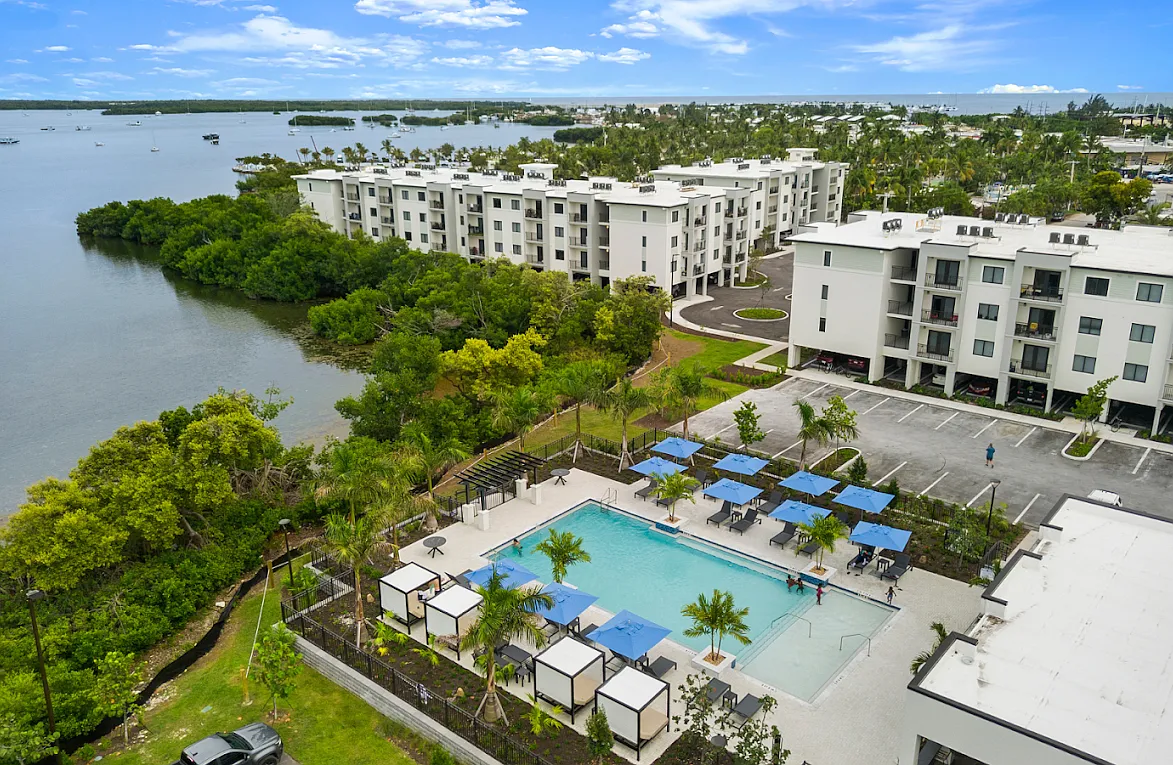 2 bed, 882 sqft, $3,662 — Photo 1