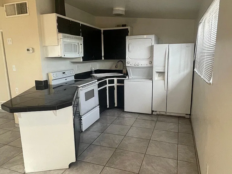1314 N Venice Ave — Photo 2