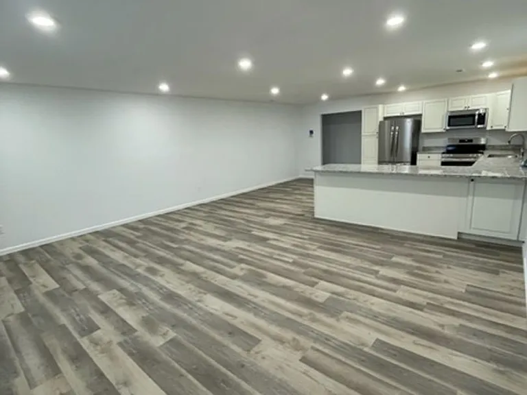 433 James Dr — Photo 2