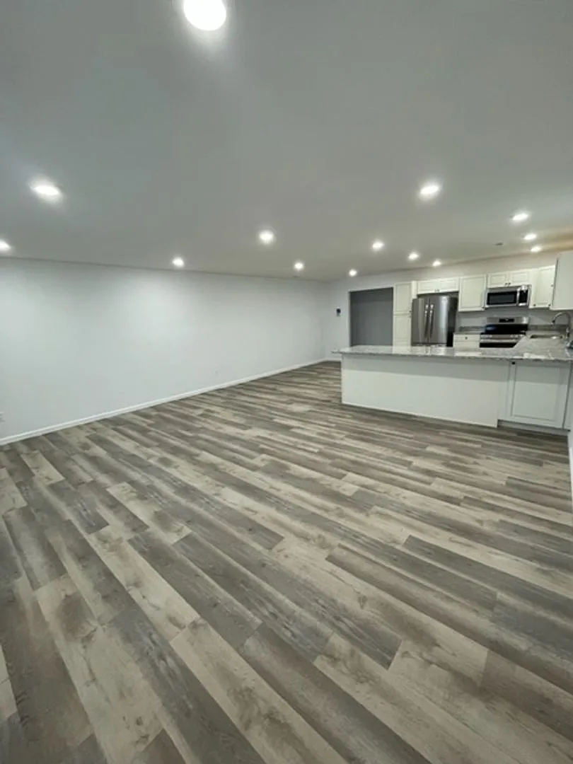 Building Photo - 433 James Dr
