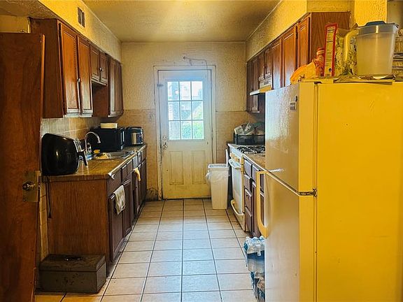 5th image of 3941 Dunnica Ave