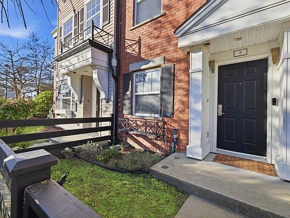 3rd image of 11060 Barnston View Rd #5