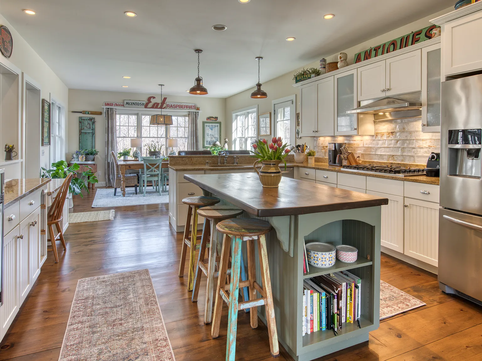 Pristine Spacious Home Close to the Bay — Photo 2