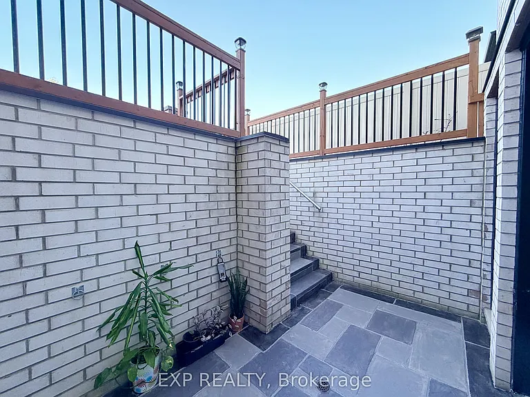 1606 Sandhurst Cres — Photo 11