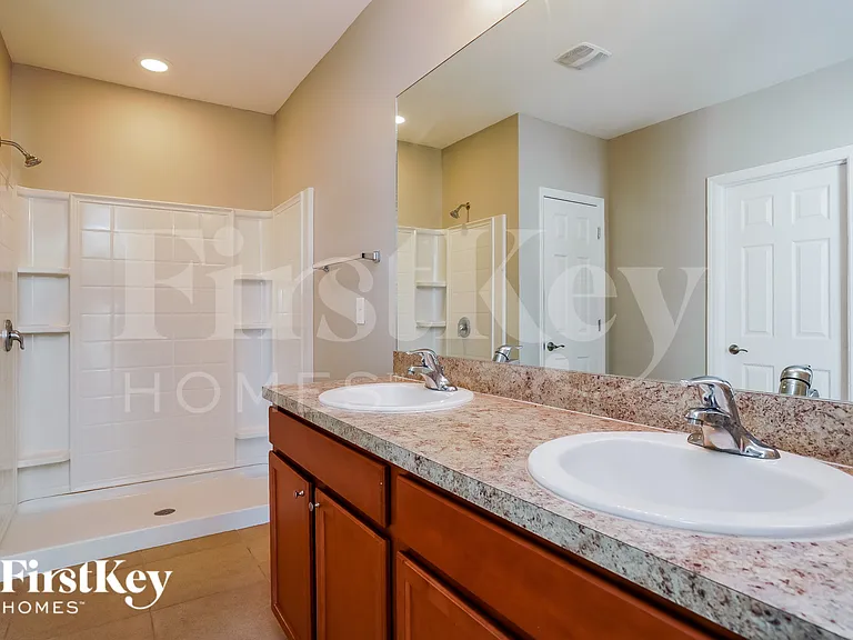 608 NW 11th St — Photo 13