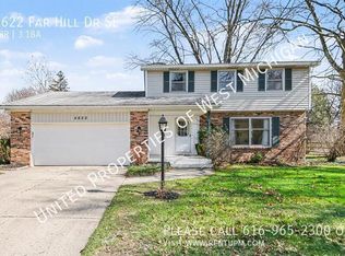 5622 Far Hill Dr SE, Grand Rapids, MI 49546