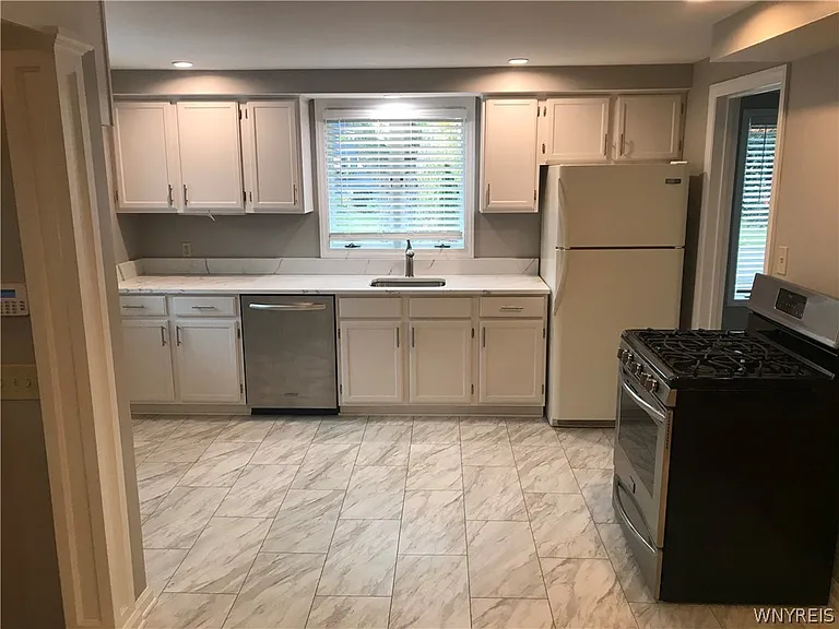 88 E Royal Pkwy — Photo 6