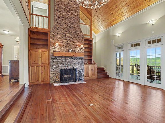 4th image of 1035 Summit Way