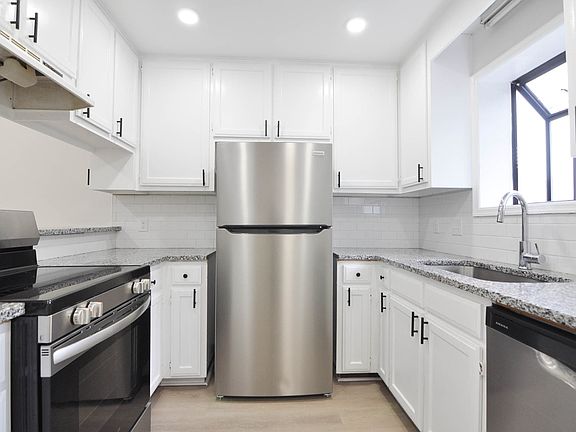 4th image of 114 Deerwood St