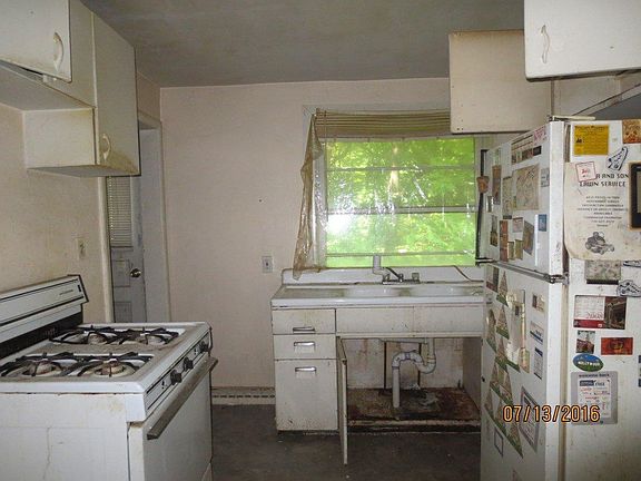 2nd image of 584 2nd St