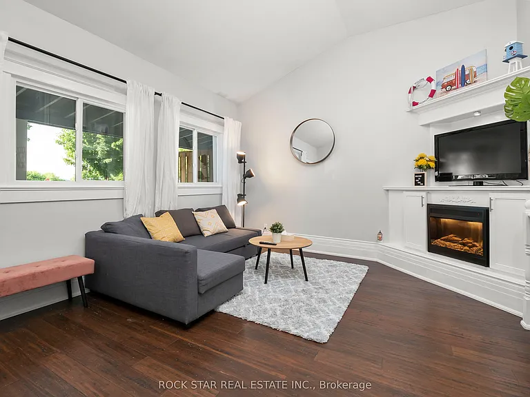 47 Burlington St W — Photo 3