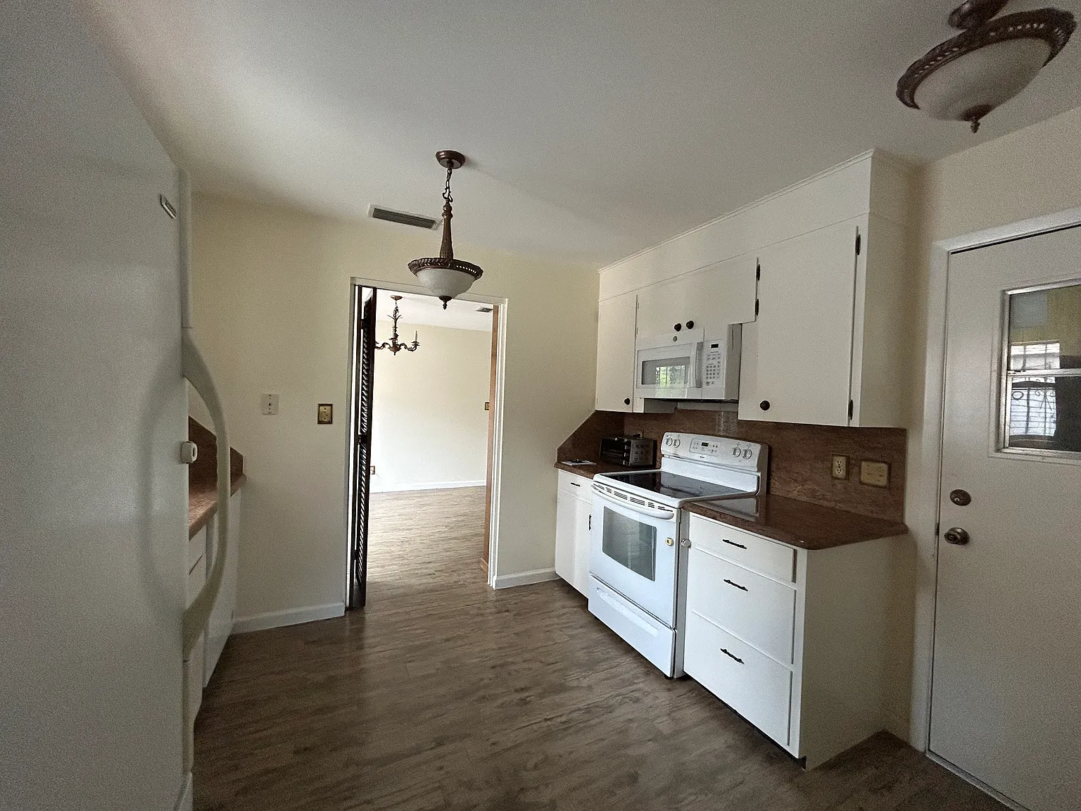 17 Ebony Ave — Photo 3